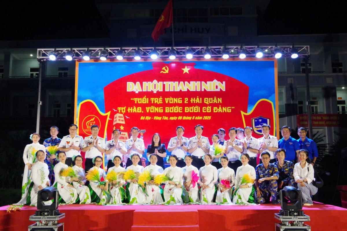 Thủ trưởng BTL Vùng chụp ảnh lưu niệm trong đêm Dạ hội thanh niên