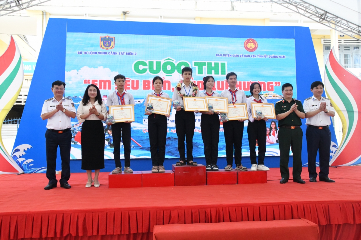Trao giải cho các học sinh đạt giải trong Cuộc thi “Em yêu biển, đảo quê hương”