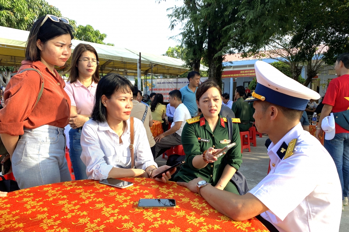  Phóng viên tác nghiệp trong chuyến công tác thăm, chúc Tết cán bộ, chiến sĩ Vùng 5 Hải quân