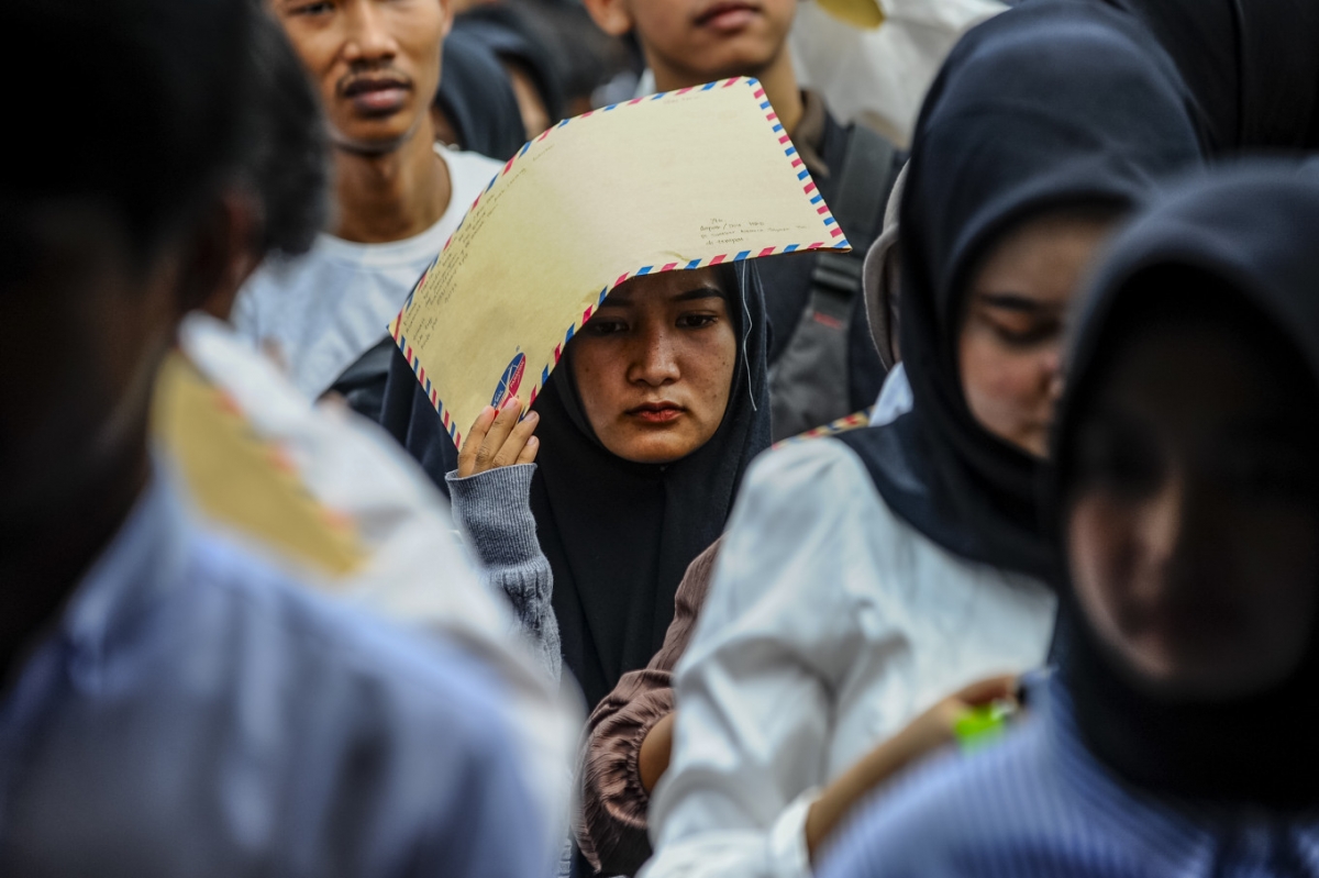Thanh niên trẻ Indonesia xếp hàng để nộp đơn xin việc. Ảnh: ANTARA.