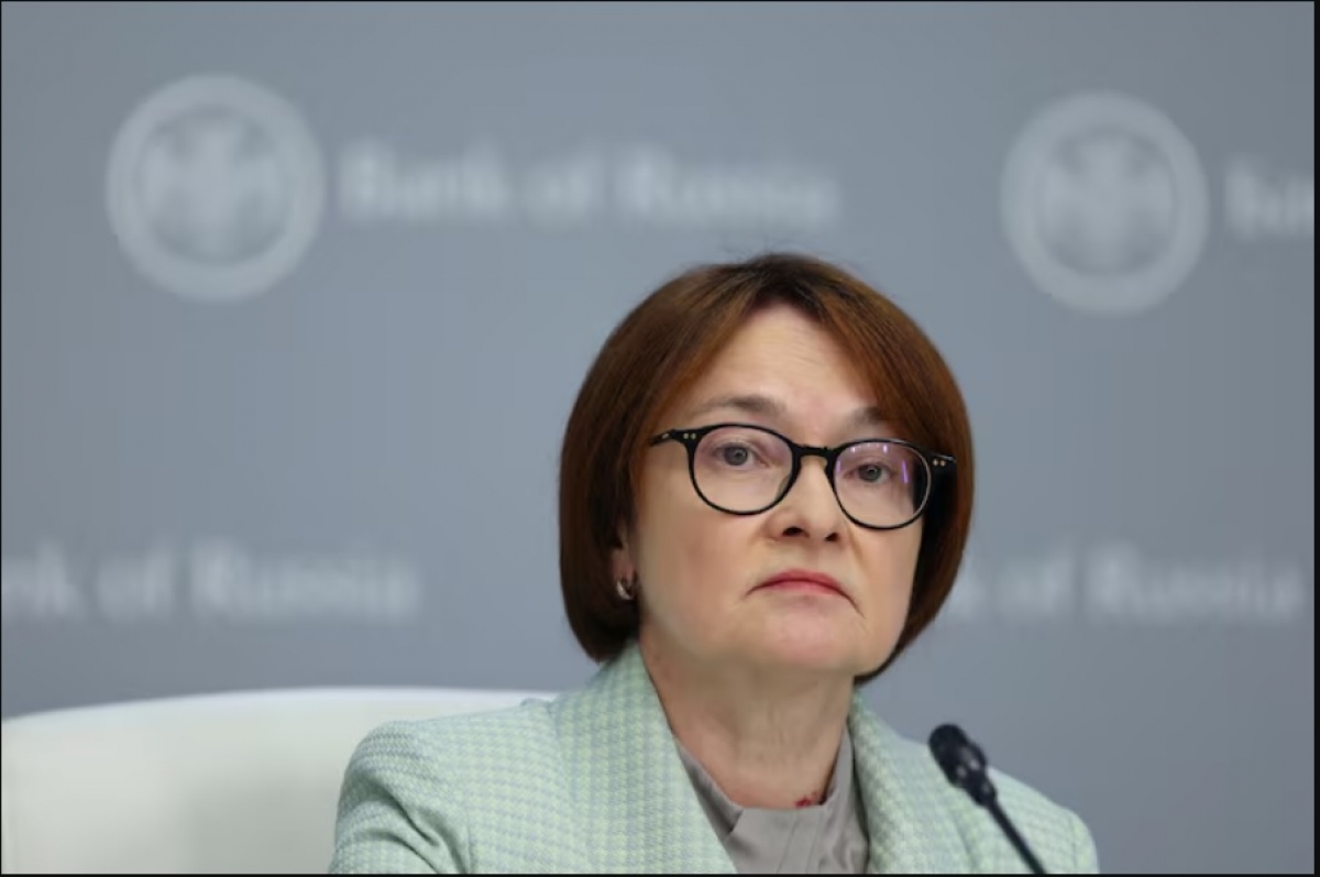 Thống đốc Ngân hàng Trung ương Nga Elvira Nabiullina thông báo quyết định cắt giảm lãi suất. Ảnh: Reuters.