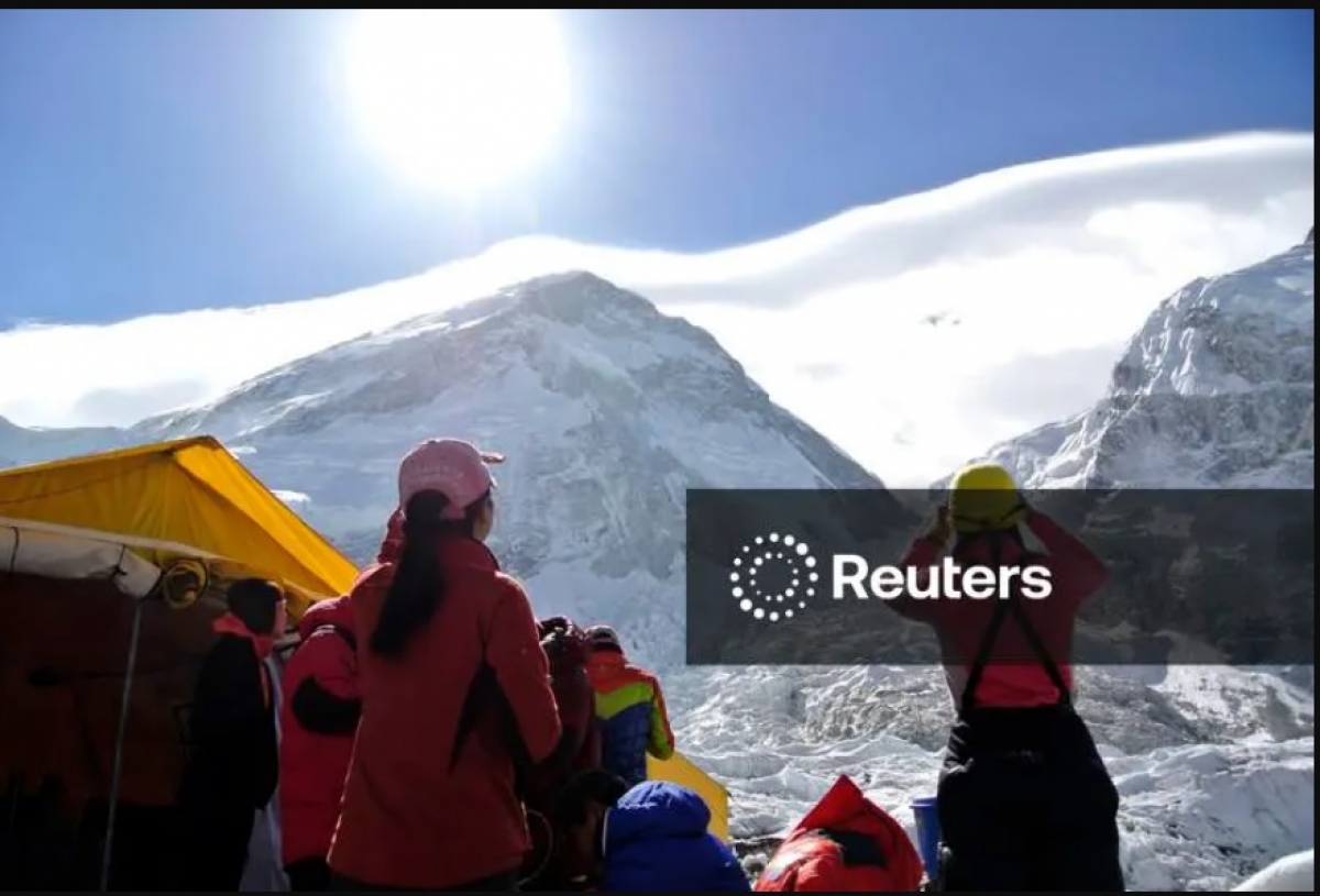 Đỉnh Everest luôn là mơ ước của các nhà leo núi chuyên nghiệp. Ảnh: Reuters.