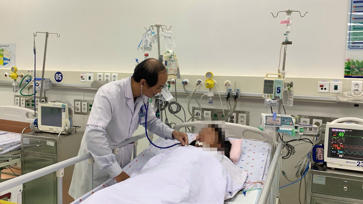 Bé gái mắc sốt xuất huyết nặng điều trị tại Bệnh viện Nhi đồng 1 phải truyền 10 lít máu mới giữ được tính mạng (Ảnh Kim Dung)