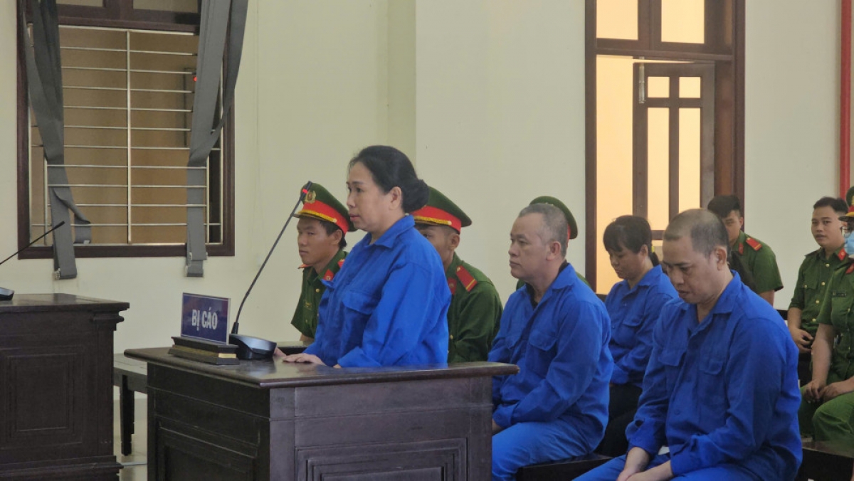 Các bị cáo tại phiên tòa (ảnh Quang Anh)