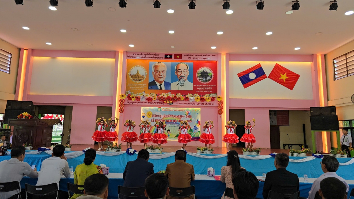 Các em học sinh Trường song ngữ Lào-Việt Nam Nguyễn Du biểu diễn tiết văn nghệ bế giảng năm học 2024-2025.
