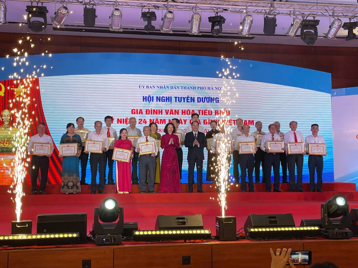 Đại diện 80 Gia đình văn hóa được vinh danh tại Hội nghị tuyên dương Gia đình văn hóa tiêu biểu nhân ngày Gia đình Việt Nam 2025