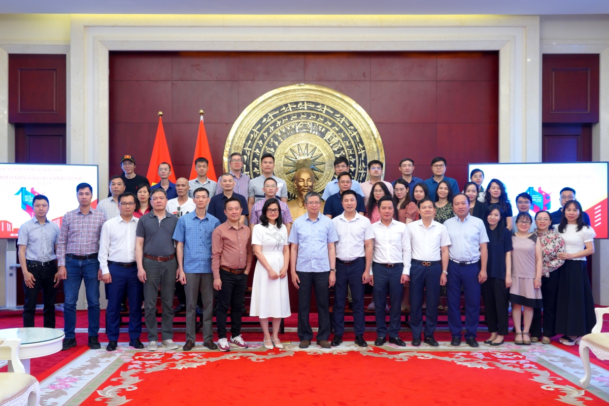 Các phóng viên thường trú tại Bắc Kinh, Trung Quốc chụp ảnh lưu niệm cùng cán bộ, công nhân viên Đại sứ quán Việt Nam tại Trung Quốc.