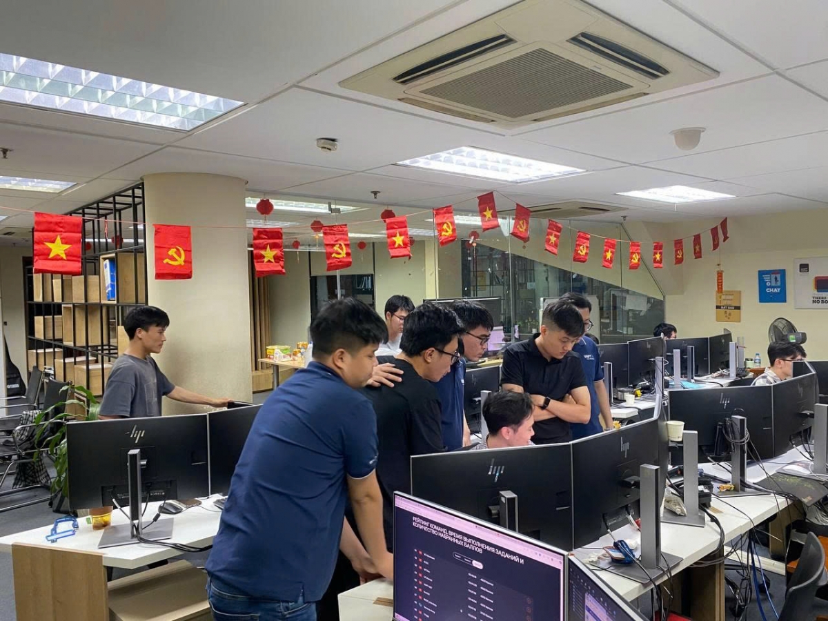 Các thành viên đội Việt Nam trao đổi trong thời gian diễn ra cuộc thi
