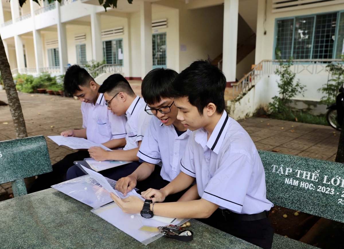 Các thí sinh trao đổi đáp án sau kỳ thi.