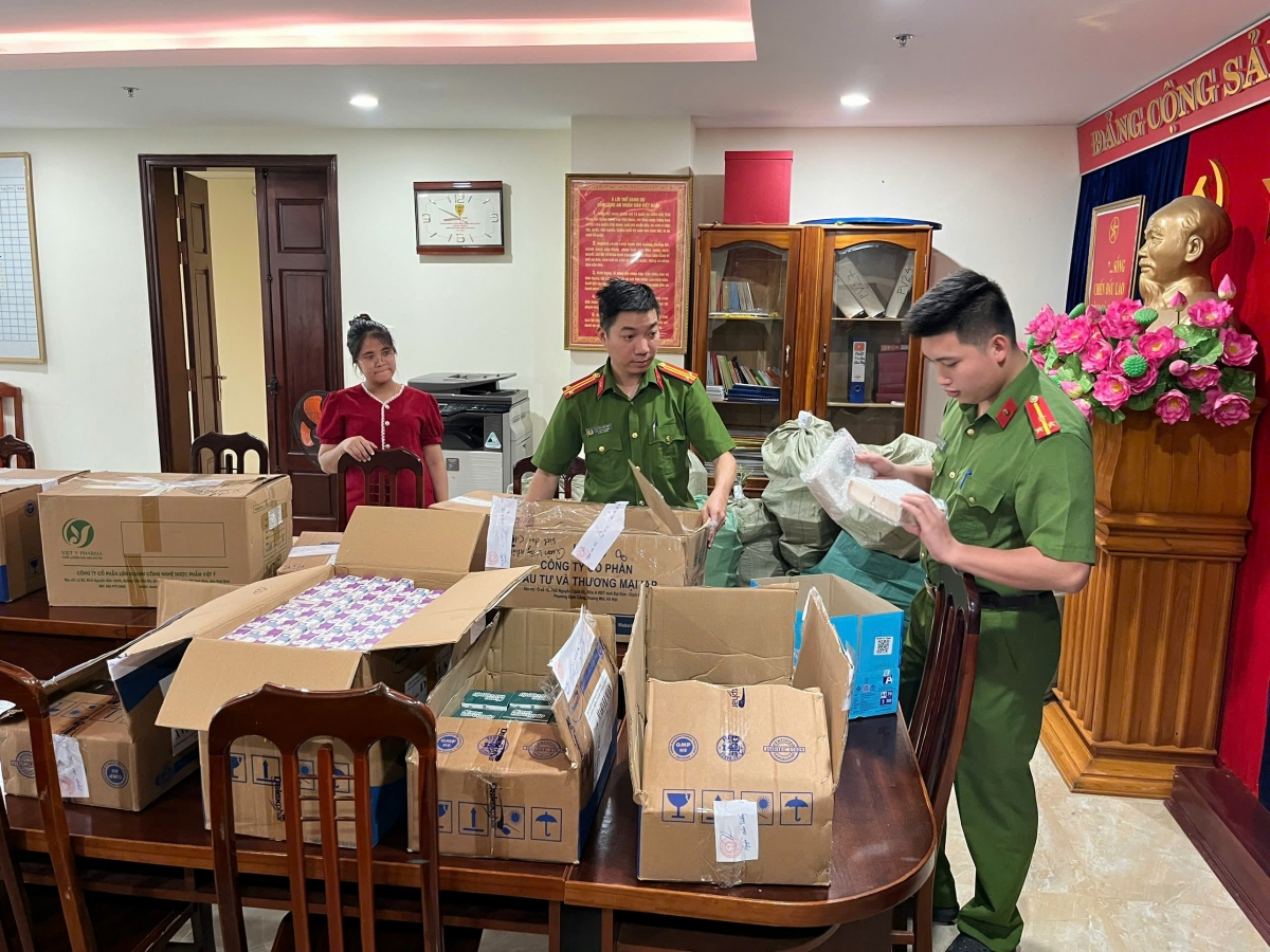 Cán bộ Phòng Cảnh sát kinh tế Công an tỉnh Yên Bái kiểm tra số hàng giả, hàng cấm bị thu giữ.