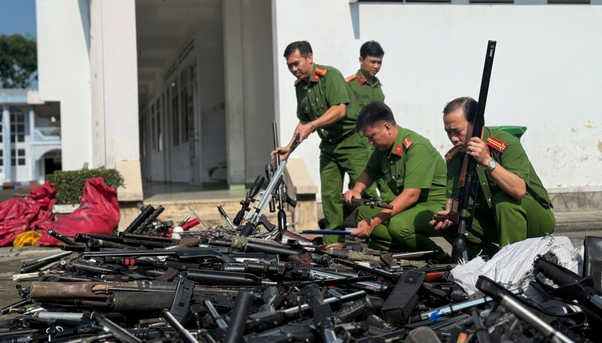 Công an tỉnh Long An kiểm đếm tang vật được thu giữ. (Ảnh Huỳnh Phong)
