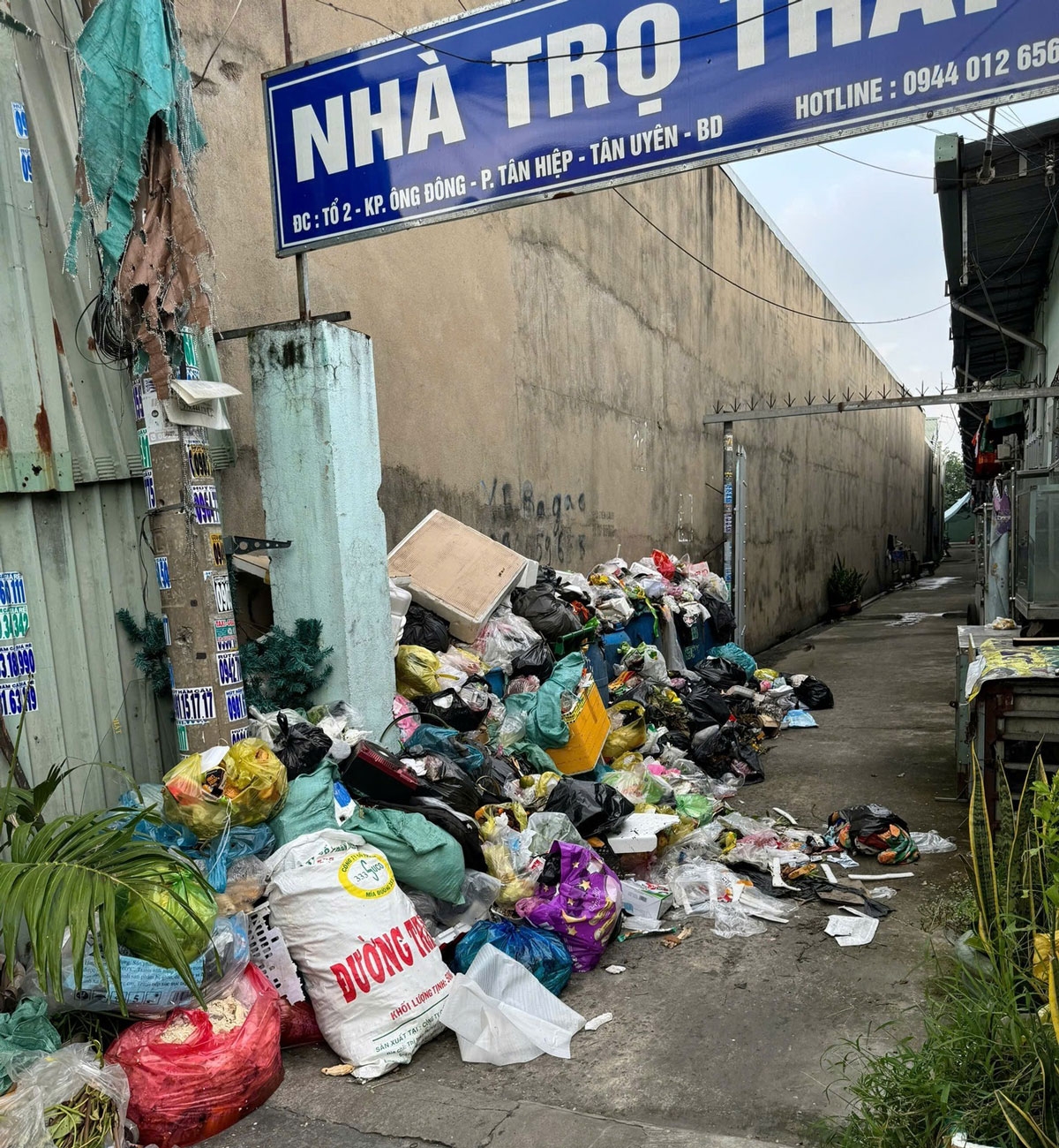 Chính quyền cho biết do thay đổi đơn vị thu gom sau sáp nhập nên có việc tồn đọng rác thải.