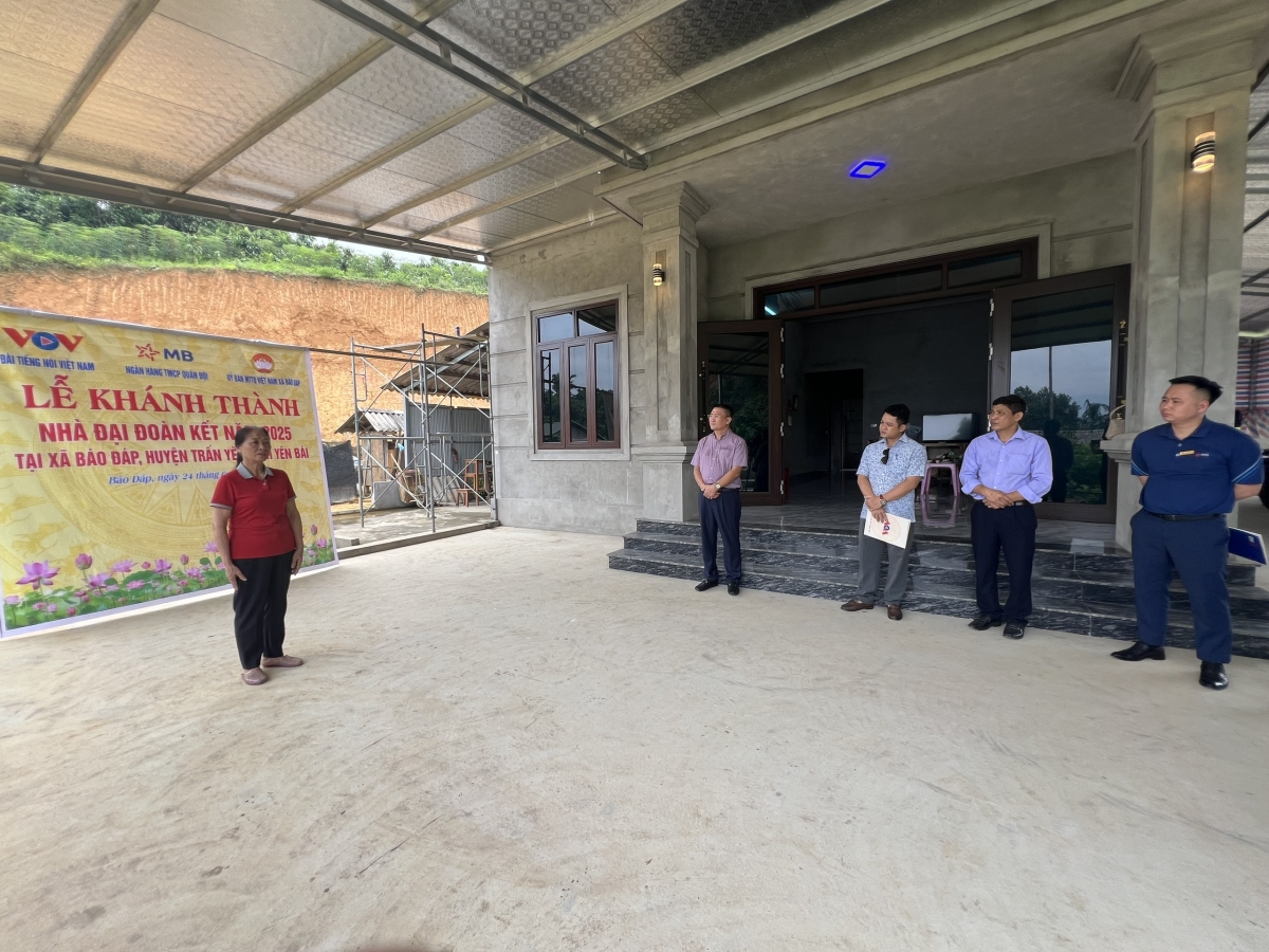 Có nhà mới, các hộ dân yên tâm sinh sống, lao động sản xuất để cuộc sống ấm no, hạnh phúc hơn