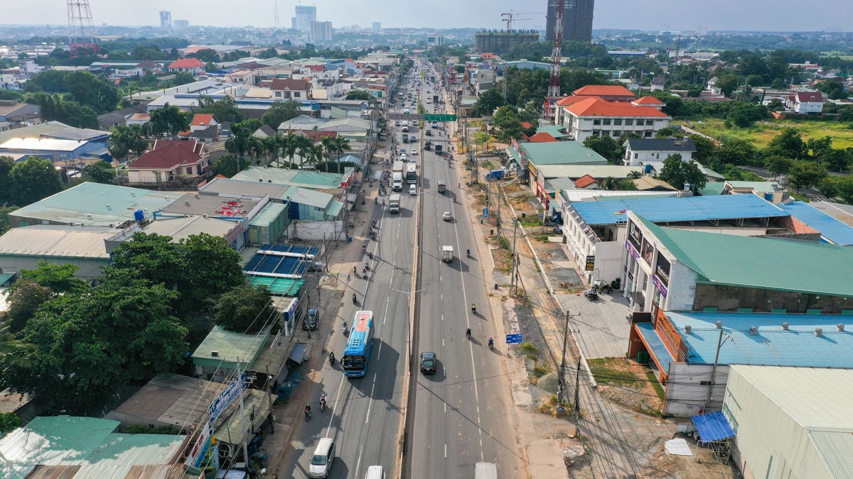 Dự án mở rộng Quốc lộ 13 đã khởi công năm 2022. Trước đó, tổng vốn đầu tư xây dựng nâng cấp gần 1.400 tỷ đồng theo hình thức đối tác công tư (PPP).