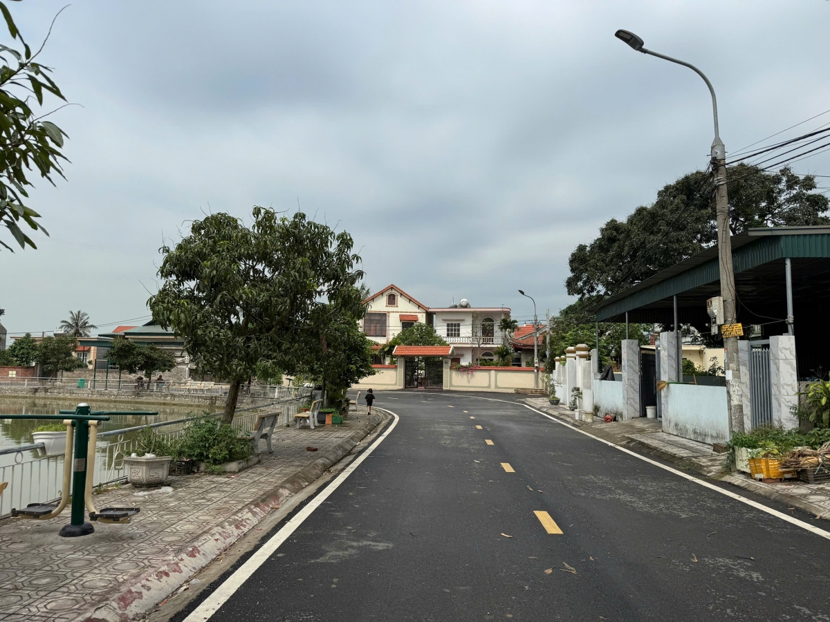 Diện mạo cảnh quan khu phố Bình Lục Hạ ngày càng khởi sắc với những con đường bê tông thẳng tắp, rộng rãi, sạch đẹp.