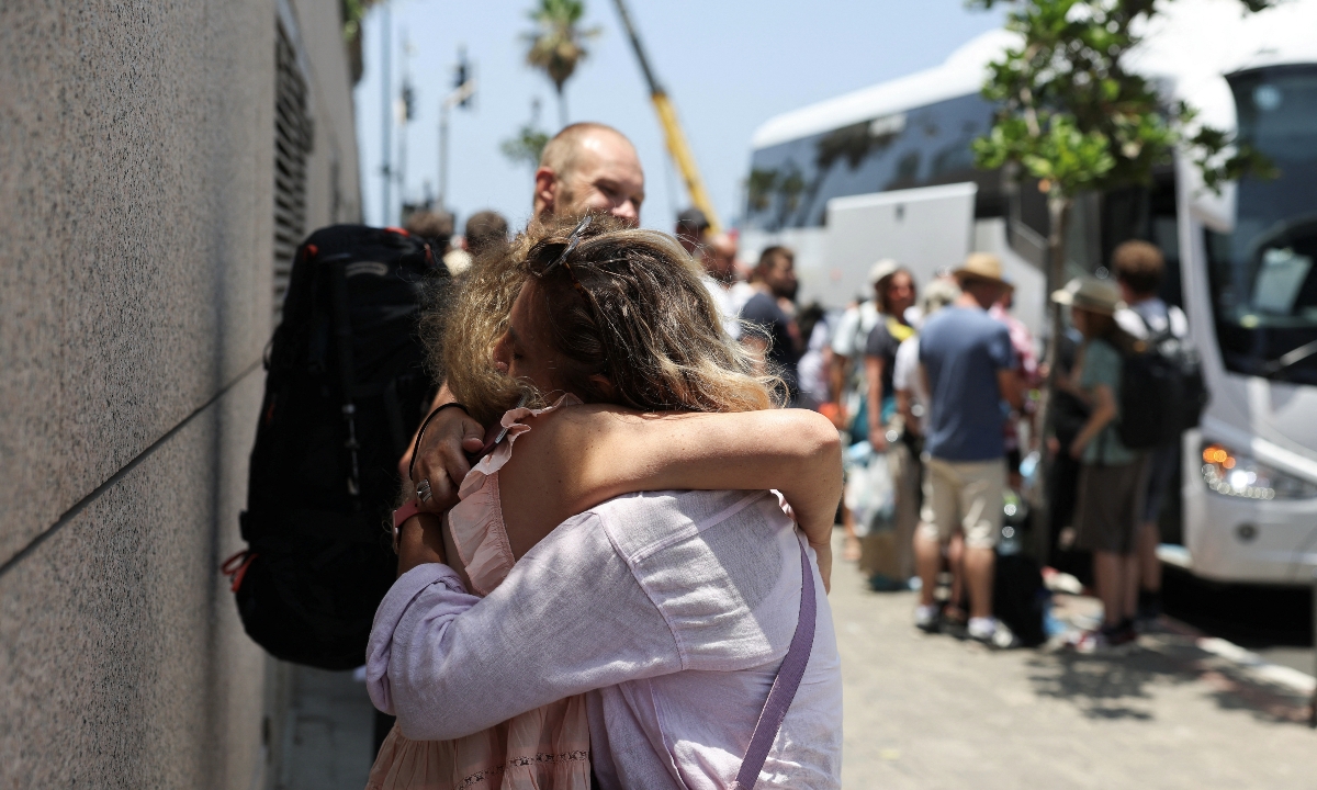 Nhiều người nước ngoài ở Tel Aviv đã đi sơ tán bằng xe buýt qua Ai Cập vào ngày 17/06/2025 giờ địa phương. Ảnh: IC