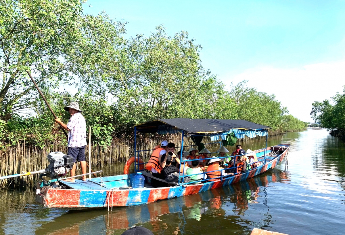 Du lịch cộng đồng trên phá Tam Giang, xã Quảng Lợi, huyện Quảng Điền, TP Huế.