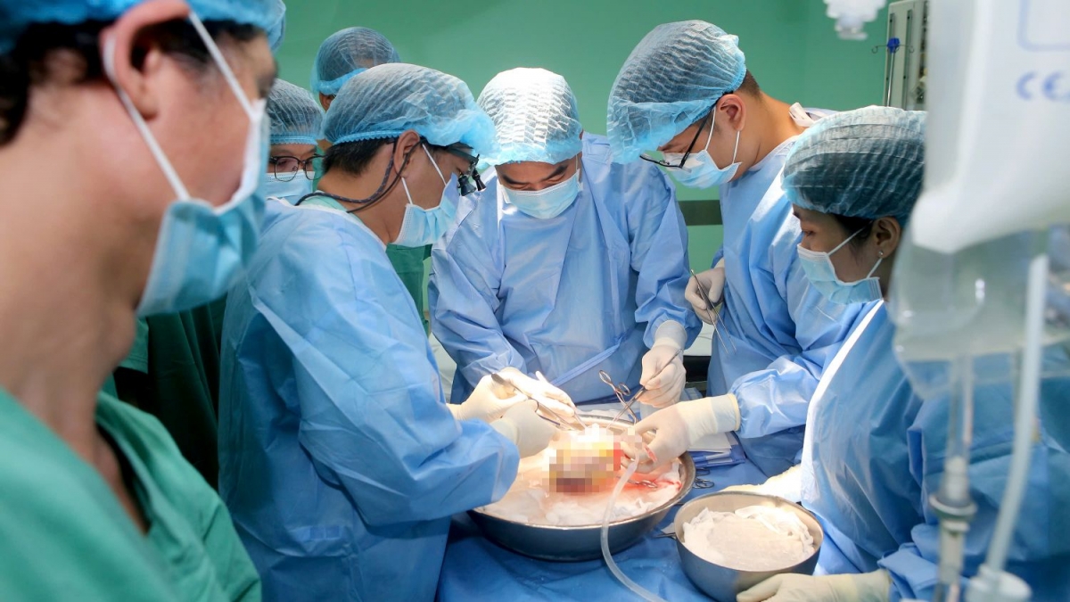 E kíp bác sĩ Bệnh viện Trung ương Huế thực hiện ghép tạng cho bệnh nhân.