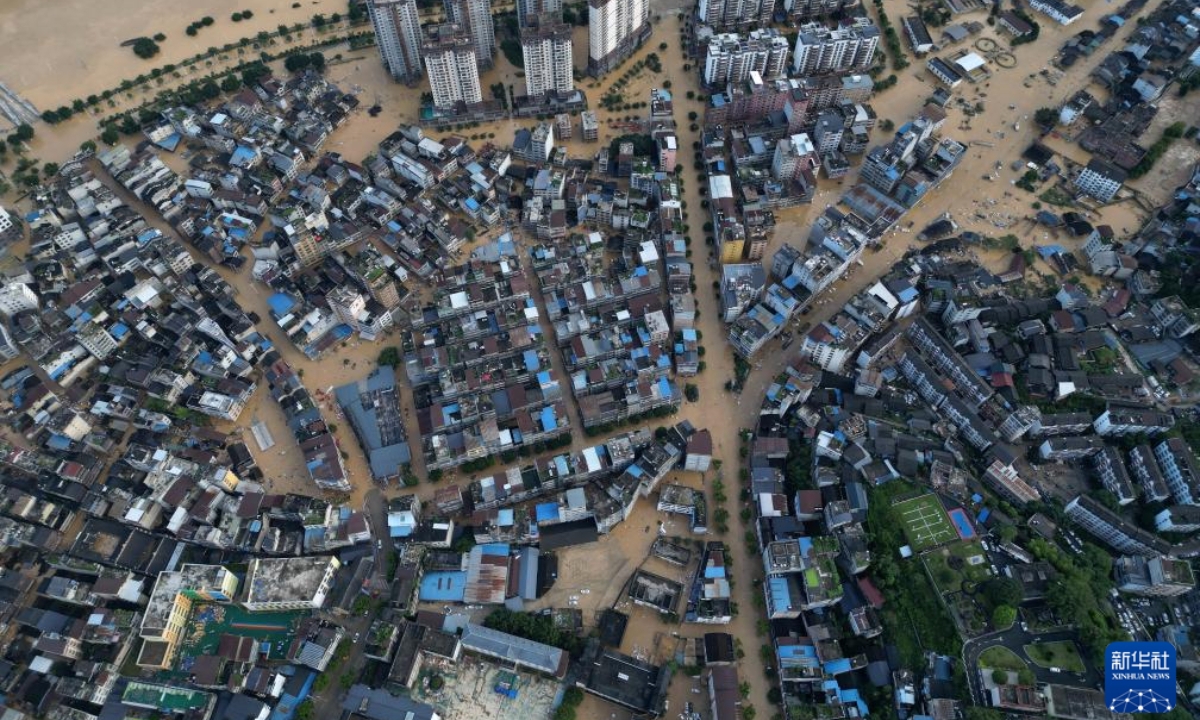 Huyện Dung Giang, tỉnh Quý Châu, miền Tây Nam Trung Quốc chìm trong nước lũ ngày 28/6. Ảnh: Xinhua
