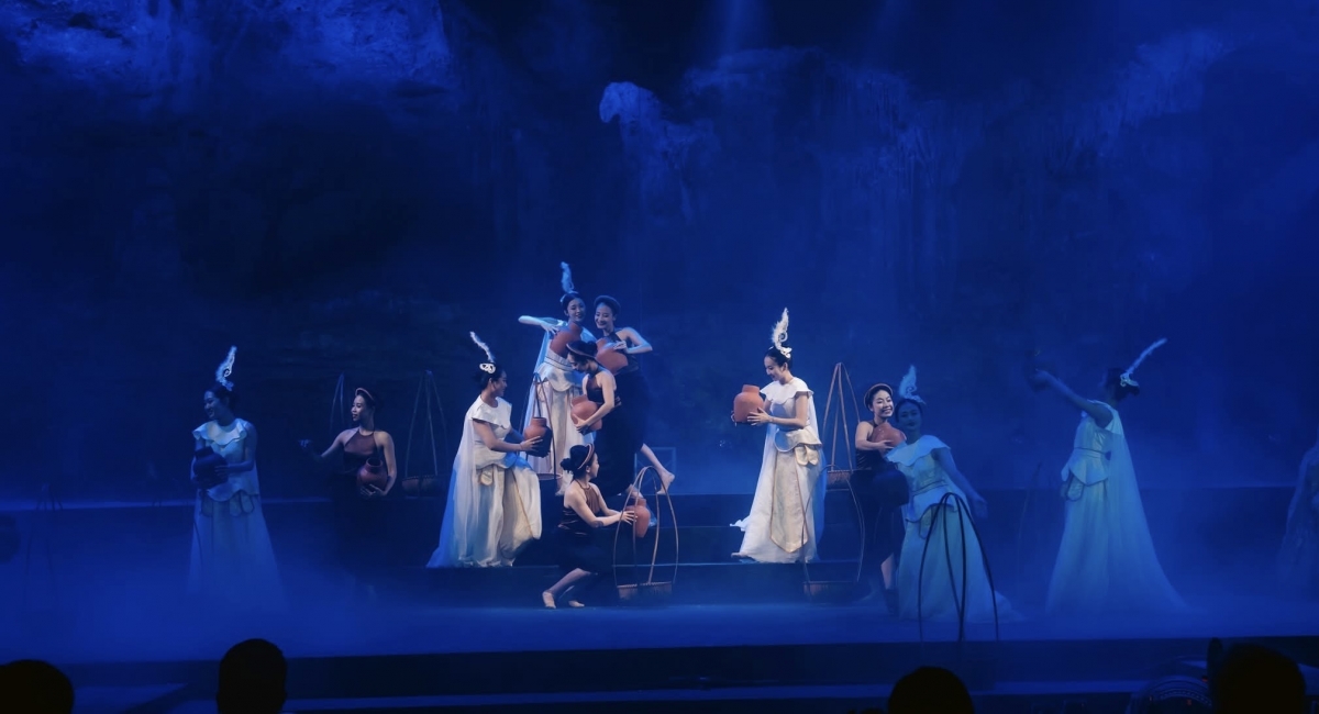 (Sân khấu trình diễn show nghệ thuật "Đi tìm dấu ngọc")