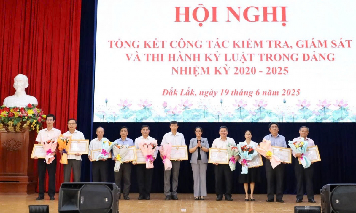 Lãnh đạo Tỉnh ủy Đắk Lắk tặng Bằng khen các tập thể, cá nhân làm tốt công tác kiểm tra, giám sát và thi hành kỷ luật trong Đảng nhiệm kỳ 2020-2025