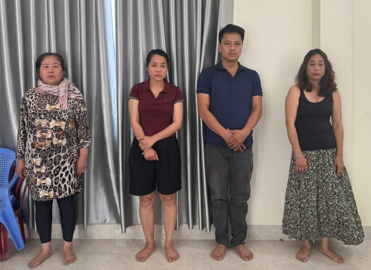Lê Thị Thuý Phương, Trần Thị Nguyên, Đỗ Công Khuê và Nguyễn Kim Anh (từ trái qua) tại cơ quan Công an.