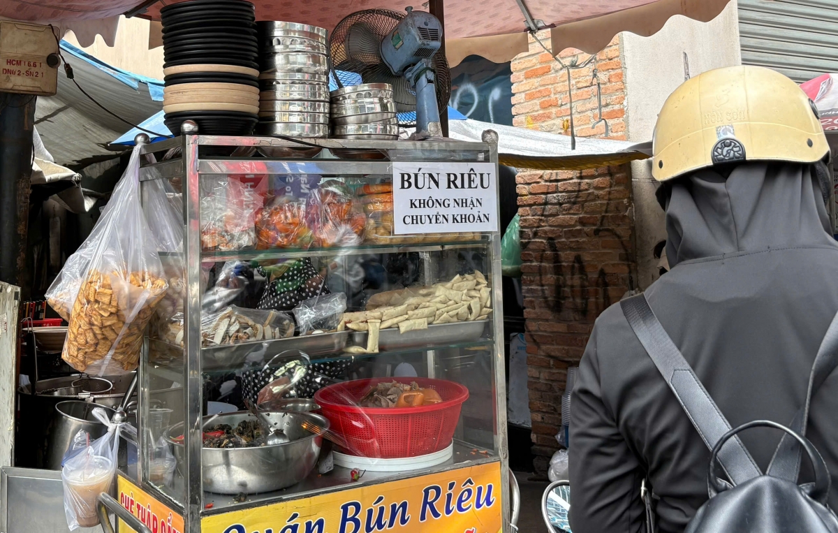 Một quán ăn thông báo không nhận chuyển khoản ở TP.HCM. Ảnh: Vũ Hường