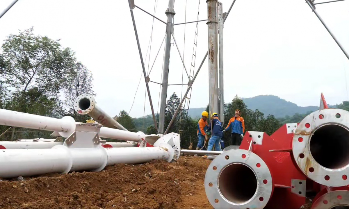 Thi công đường dây 500kV tại Lào Cai.