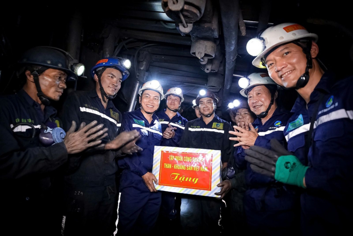 Lãnh đạo TKV và TP. Uông Bí tặng quà động viên thợ lò Than Nam Mẫu