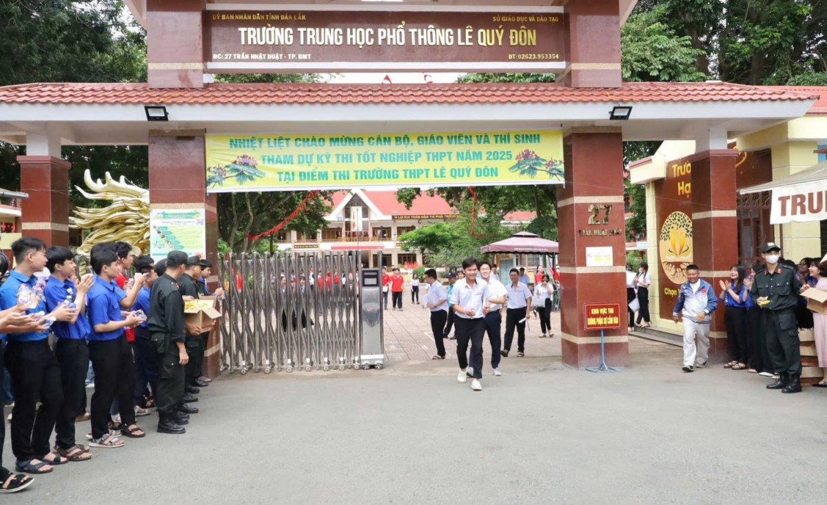 Các thí sinh kết thúc ngày thi đầu tiên của kỳ thi tốt nghiệp THPT năm 2025