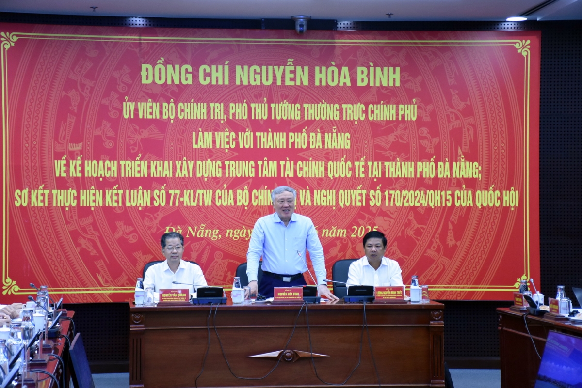 Phó Thủ tướng Thường trực Chính phủ Nguyễn Hòa Bình phát biểu tại buổi làm việc với thành phố Đà Nẵng.
