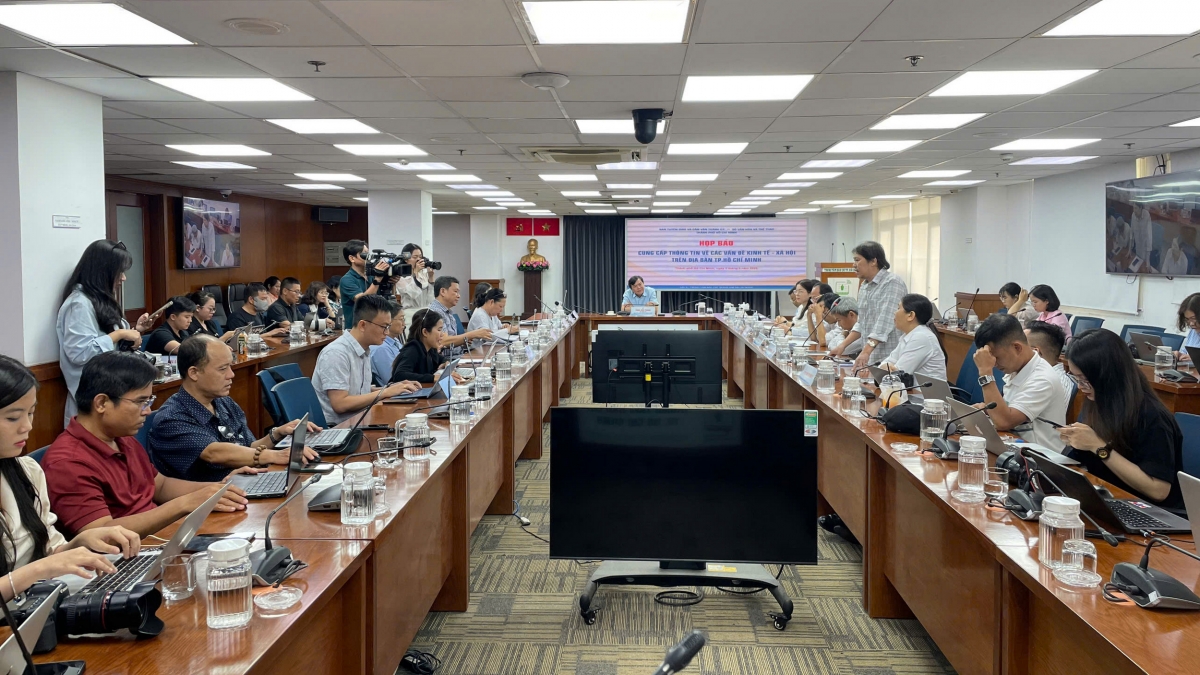 Quang cảnh phiên họp báo chiều 5/6