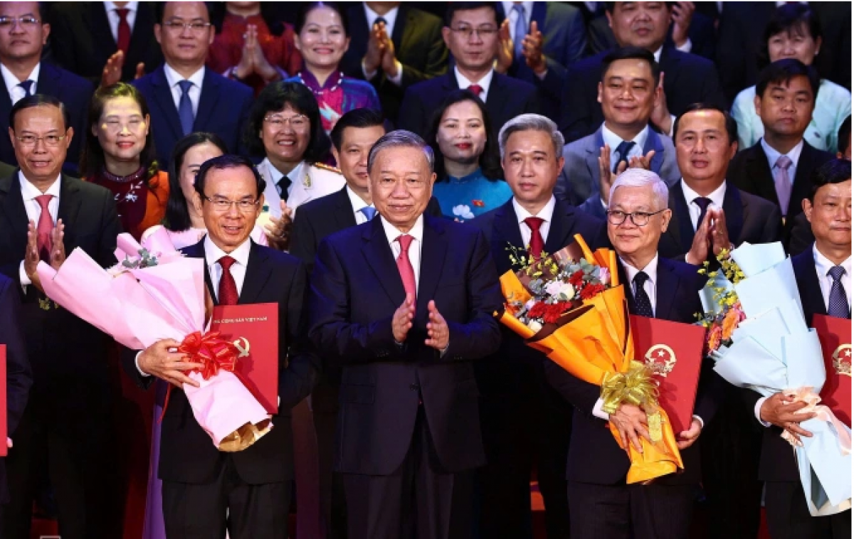 Tổng Bí thư Tô Lâm trao quyết định cho lãnh đạo TP HCM.