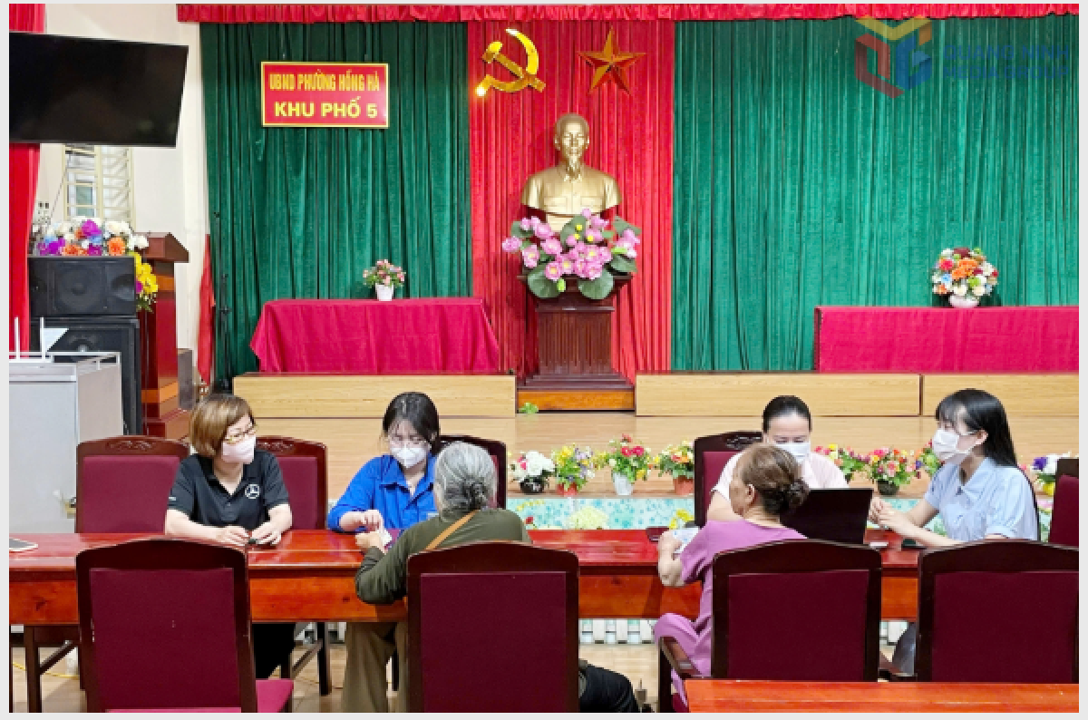 Đoàn viên thanh niên hướng dẫn người dân khu 5 góp ý vào dự thảo Nghị quyết trên ứng dụng định danh điện tử VNeID