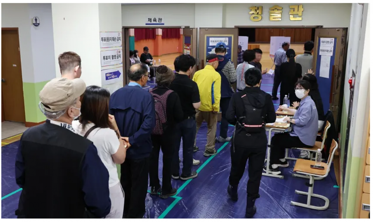 Các cử tri xếp hàng tại một điểm bỏ phiếu ở TP Ulsan (Hàn Quốc) ngày 3-6. Ảnh: YONHAP