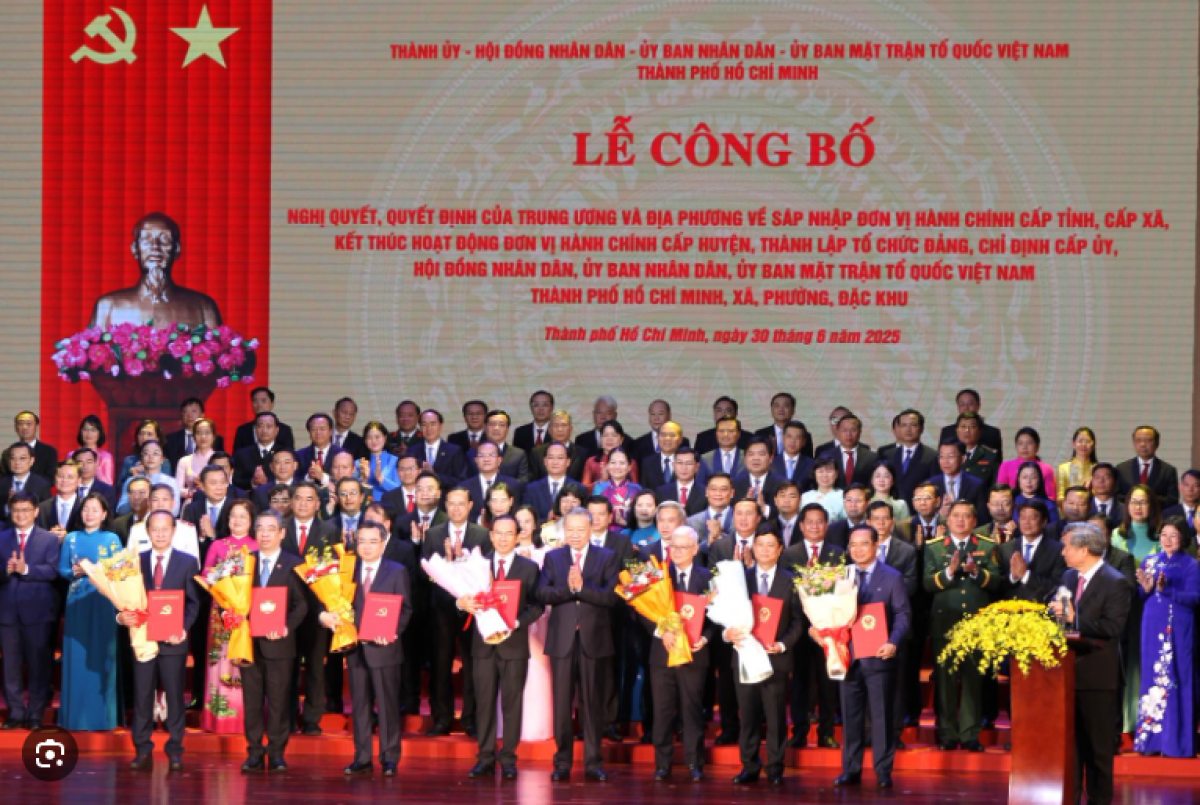 Tổng Bí thư Tô Lâm trao quyết định và tặng hoa chúc mừng lãnh đạo TP.HCM
