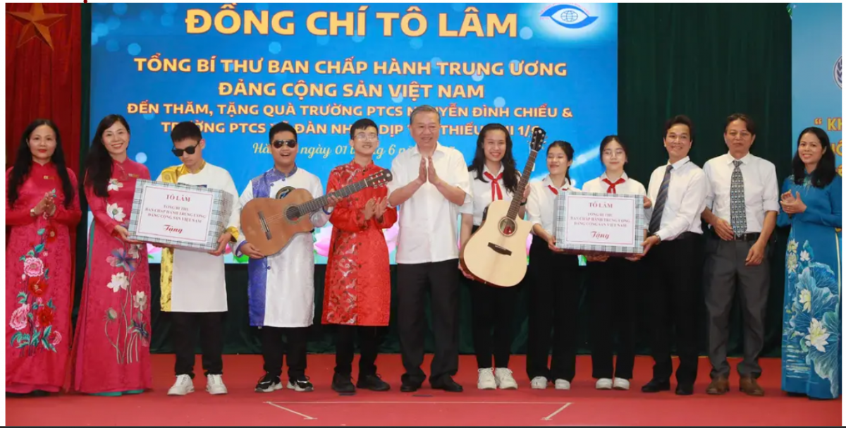 Tổng Bí thư Tô Lâm đã tặng một số nhạc cụ cho thầy và trò hai trường chuyên biệt
