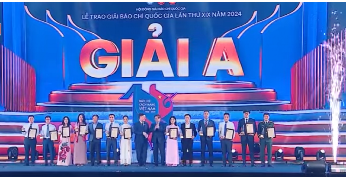 Thủ tướng Phạm Minh Chính và Trưởng Ban Tuyên giáo và Dân vận Trung ương Nguyễn Trọng Nghĩa trao giải A cho các tác giả, nhóm tác giả đoạt giải.