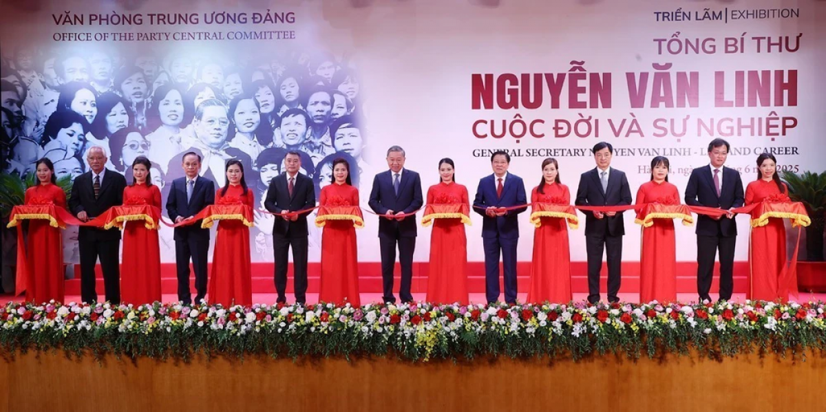 Tổng bí thư Tô Lâm và các đại biểu cắt băng khai mạc triển lãm