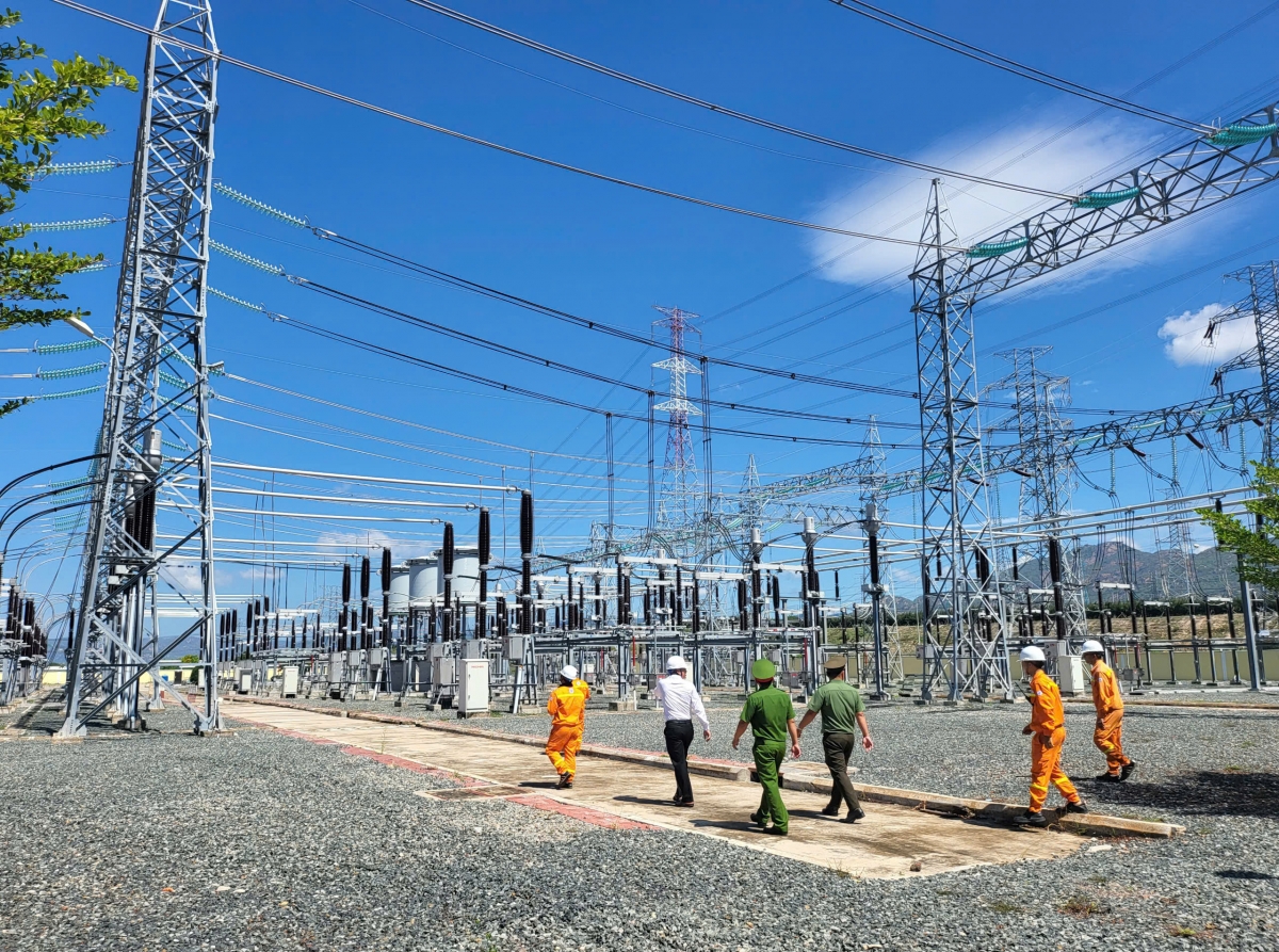 TTĐ Bình Thuận phối hợp với chính quyền địa phương, lực lượng An ninh kinh tế kiểm tra, giám sát công tác quản lý vận hành tại TBA 500kV Vĩnh Tân