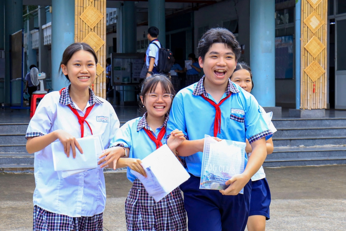 Thí sinh sau giờ làm bài thi sáng nay.