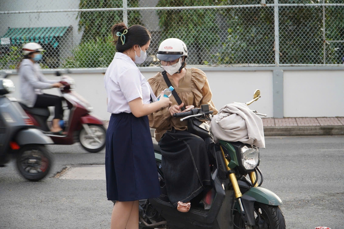 Thí sinh thi tốt nghiệp THPT tại điểm thi THPT Phú Nhuận (ảnh: C.P)