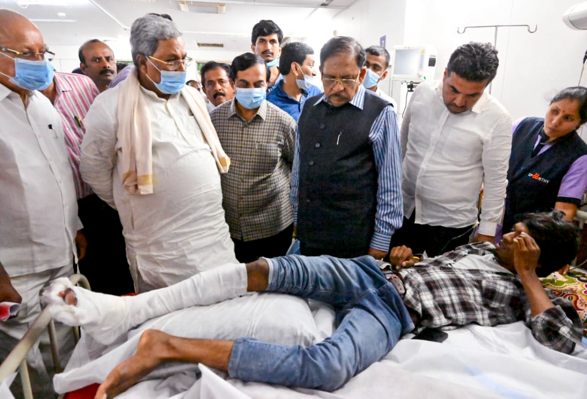 Thủ hiến bang Karnataka và các quan chức địa phương thăm hỏi những người bị thương sau vụ việc (Ảnh ANI)