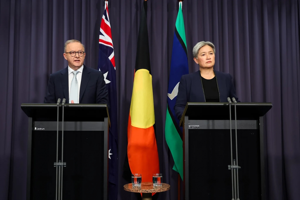 Thủ tướng Australia Anthony Albanese (trái) và Ngoại trưởng Austraila Penny Wong trong cuộc họp báo. Nguồn: Alex Ellinghausen
