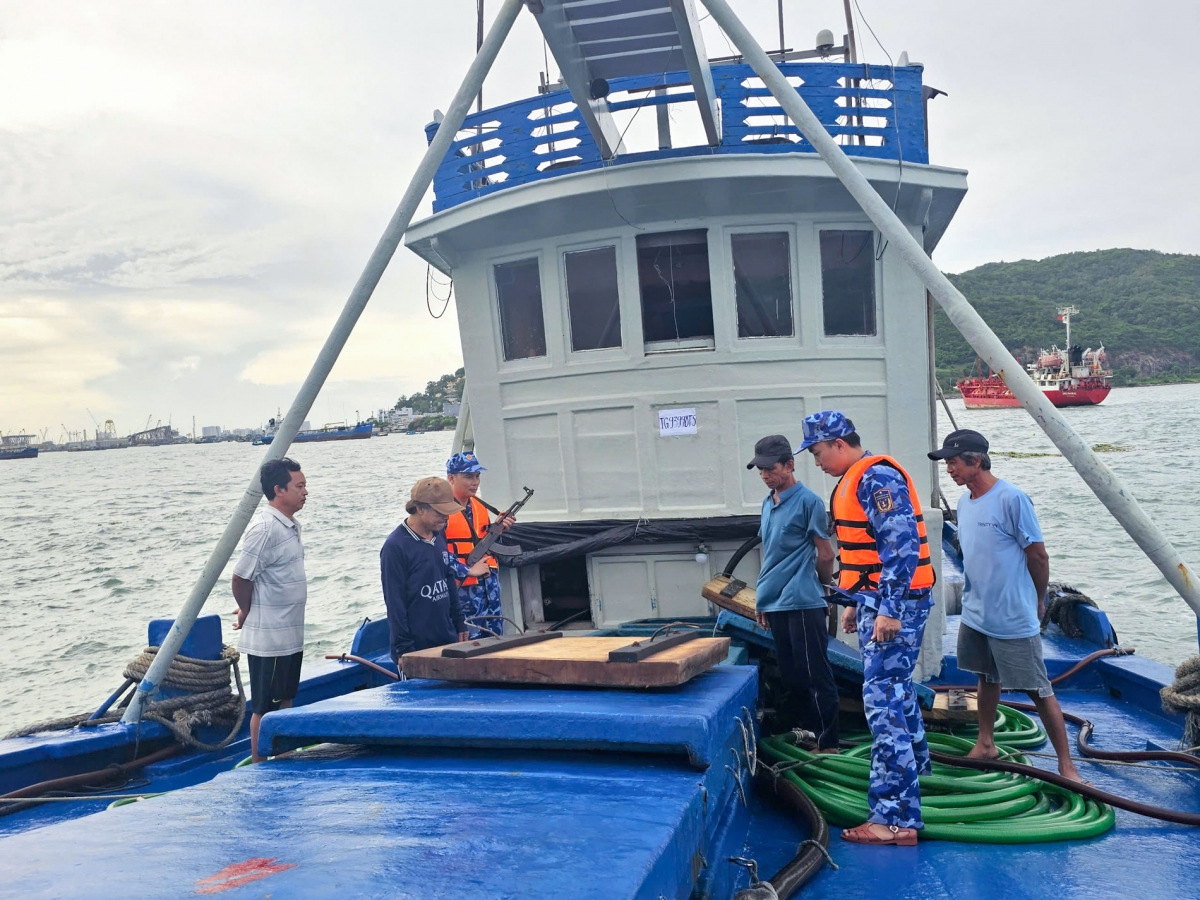 Tổ công tác Cục Nghiệp vụ và Pháp luật Cảnh sát biển kiểm tra hàng hóa vi phạm.