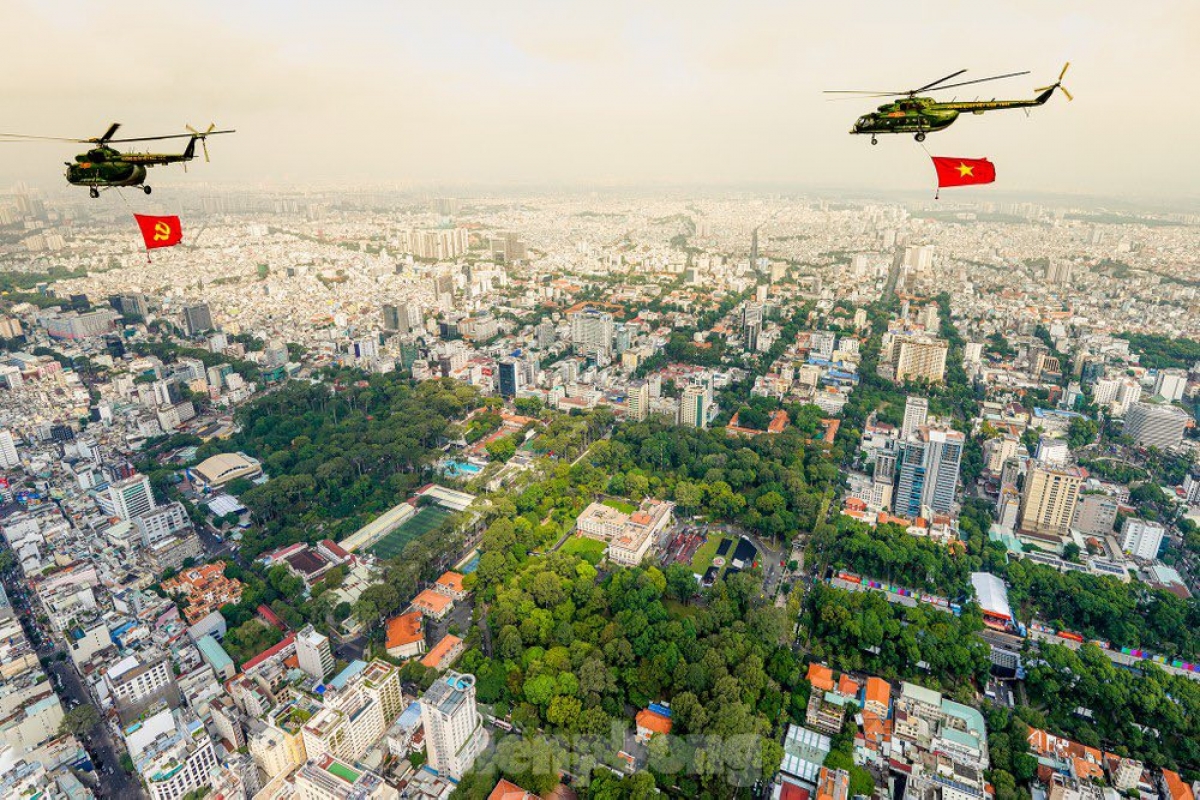 Trực thăng bay qua Dinh Độc Lập (Ảnh Phạm Nguyễn)