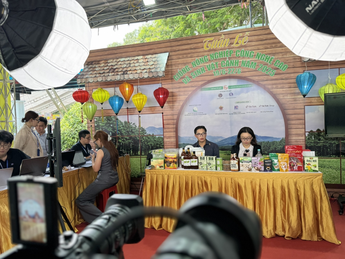 Trong khuôn khổ Tuần lễ có các hoạt động livestream hỗ trợ nhà nông đưa các sản phẩm nông nghiệp lên các nền tảng số. (Ảnh: Tỷ Huỳnh)