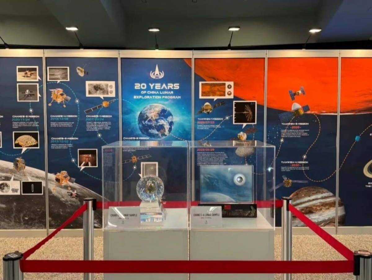 Trung Quốc trưng bày mẫu đất Mặt trăng tại trụ sở Liên Hợp Quốc ở Vienna. Ảnh Tân Hoa Xã.