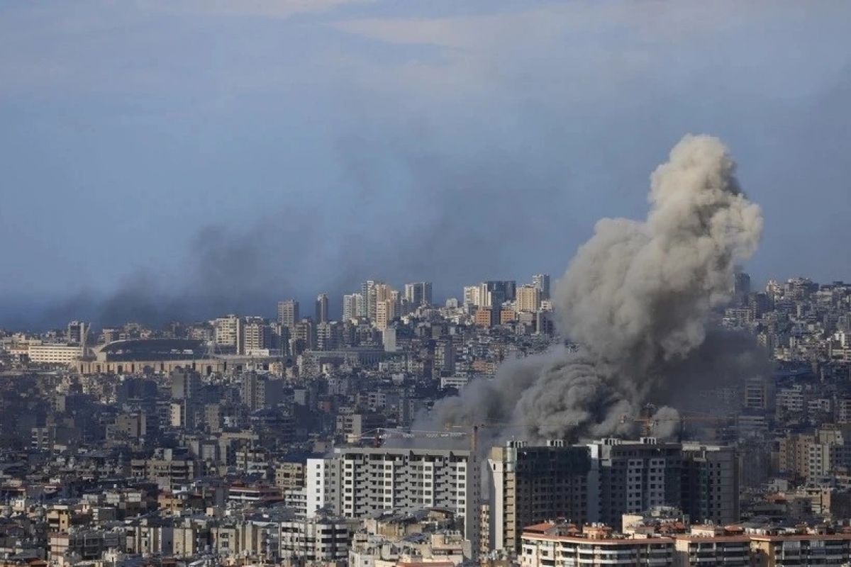 Khói bốc lên sau các cuộc không kích của Israel xuống ngoại ô thủ đô Beirut, Liban ngày 21/11/2024. (Ảnh: THX/TTXVN)