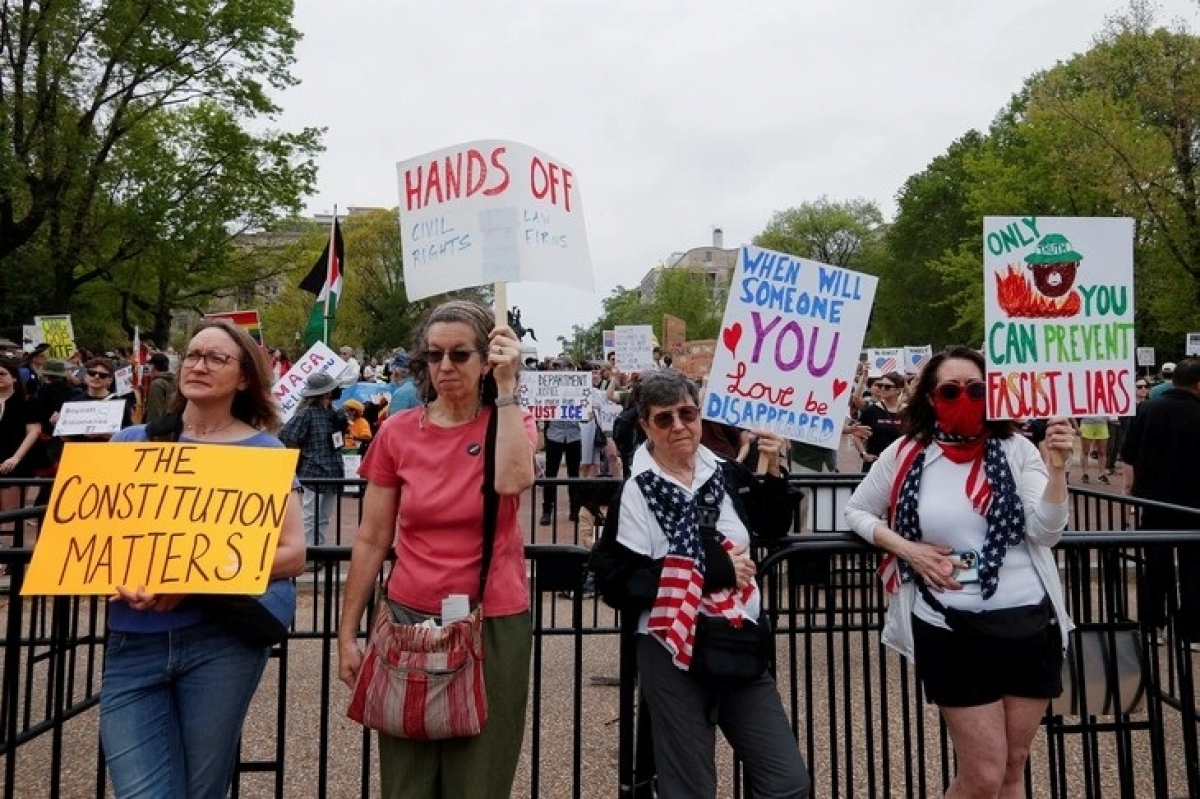 Người biểu tình tập trung trước Nhà Trắng ở thủ đô Washington D.C của Mỹ ngày 19-4 - Ảnh: REUTERS